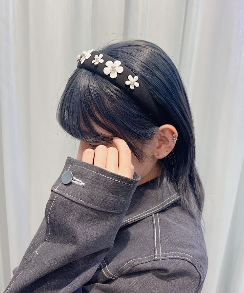 lilLilly(リルリリー)の「フラワーカチューシャ(カチューシャ・レディース・ブラック/ベージュ・FREE)」の5枚目の写真
