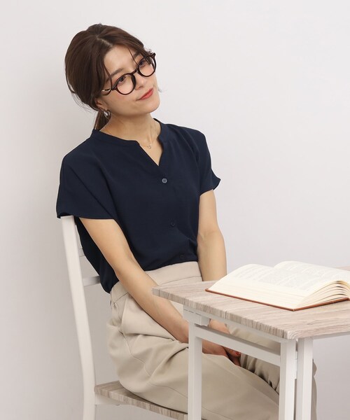 SHOO・LA・RUE（シューラルー）の「◆【接触冷感/セットアップ可/イージーケア】着こなし自在！前開きシャツ（シャツ/ブラウス・レディース・オフホワイト/ネイビー/ベージュ/ピンク系/ダークグリーン/ブルー・00）」の4枚目の写真