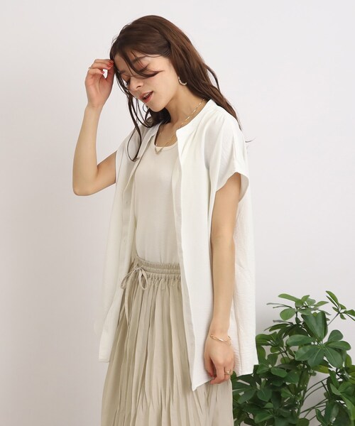 SHOO・LA・RUE（シューラルー）の「◆【接触冷感/セットアップ可/イージーケア】着こなし自在！前開きシャツ（シャツ/ブラウス・レディース・オフホワイト/ネイビー/ベージュ/ピンク系/ダークグリーン/ブルー・00）」の2枚目の写真