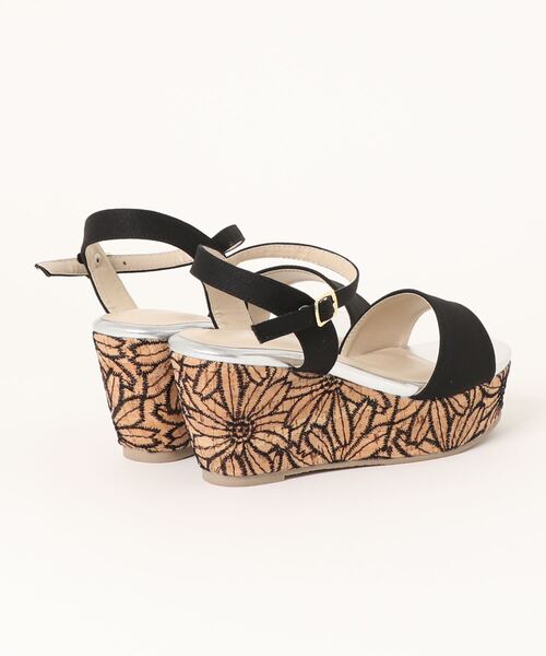Realta（レアルタ）の「Realta(レアルタ)花柄刺入り厚底ウェッジストラップサンダル（サンダル・レディース・レッド/ピンク/ブラック・M/S/LL/L）」の4枚目の写真