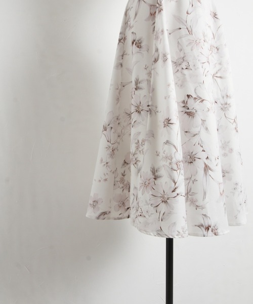 tocco closet(トッコ クローゼット)の「ウエスト配色ライン入りフラワープリントフレアスカート(スカート・レディース・モカ/アイボリー・M)」の16枚目の写真