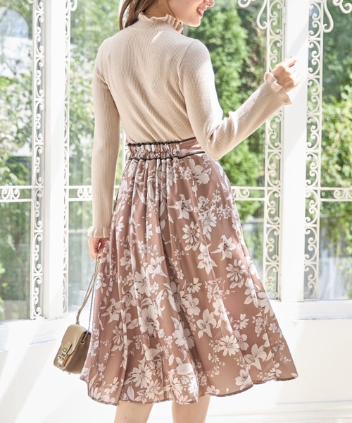 tocco closet(トッコ クローゼット)の「ウエスト配色ライン入りフラワープリントフレアスカート(スカート・レディース・モカ/アイボリー・M)」の5枚目の写真