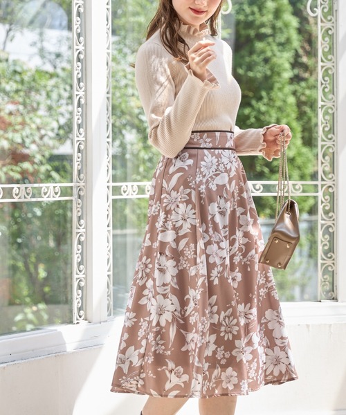 ブラウン クローゼット 花柄装飾付き 壁飾り 花 ブラウン 幅37cm×高さ66cm｜おしゃれなインテリアの輸入雑貨