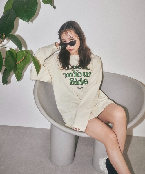 ANDGEEBEE（アンジービー）の「UNISEX サテンワッペンロゴロンT（Tシャツ/カットソー・レディース・チャコールグレー/アイボリー・FREE）」の2枚目の写真