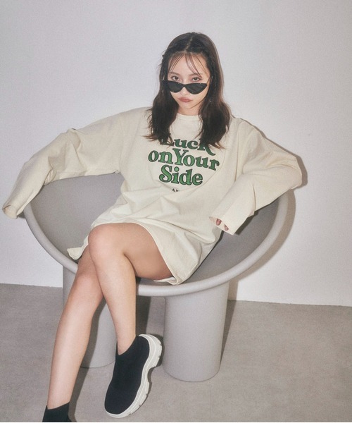 ANDGEEBEE（アンジービー）の「UNISEX サテンワッペンロゴロンT（Tシャツ/カットソー・レディース・チャコールグレー/アイボリー・FREE）」の3枚目の写真