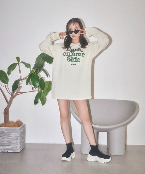 ANDGEEBEE（アンジービー）の「UNISEX サテンワッペンロゴロンT（Tシャツ/カットソー・レディース・チャコールグレー/アイボリー・FREE）」の4枚目の写真