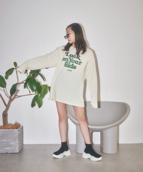 ANDGEEBEE（アンジービー）の「UNISEX サテンワッペンロゴロンT（Tシャツ/カットソー・レディース・チャコールグレー/アイボリー・FREE）」の5枚目の写真