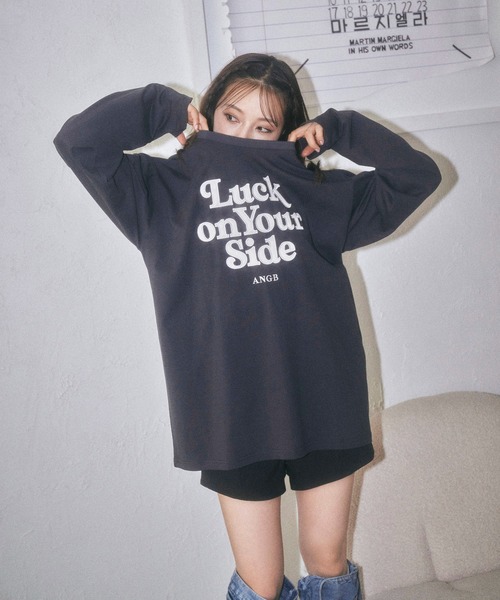 ANDGEEBEE（アンジービー）の「UNISEX サテンワッペンロゴロンT（Tシャツ/カットソー・レディース・チャコールグレー/アイボリー・FREE）」の11枚目の写真