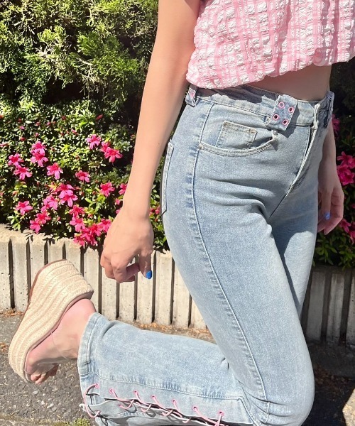 MORE self LOVE（モアセルフラブ）の「サイドレースアップデニム（デニムパンツ・レディース・ブルー・SMALL/LARGE/X-LARGE）」の7枚目の写真