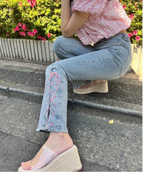 MORE self LOVE（モアセルフラブ）の「サイドレースアップデニム（デニムパンツ・レディース・ブルー・SMALL/LARGE/X-LARGE）」の22枚目の写真