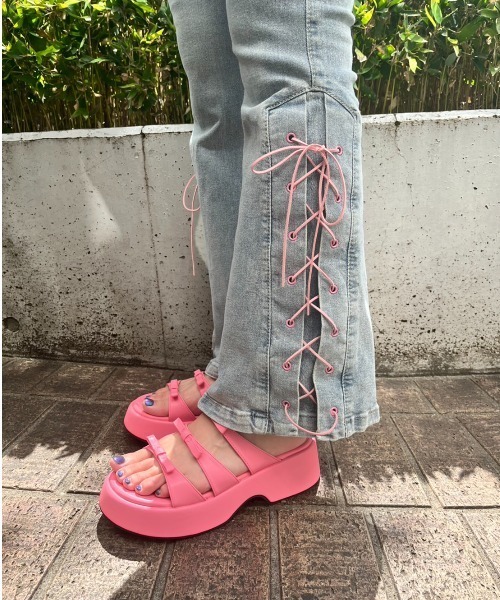 MORE self LOVE（モアセルフラブ）の「サイドレースアップデニム（デニムパンツ・レディース・ブルー・SMALL/LARGE/X-LARGE）」の2枚目の写真