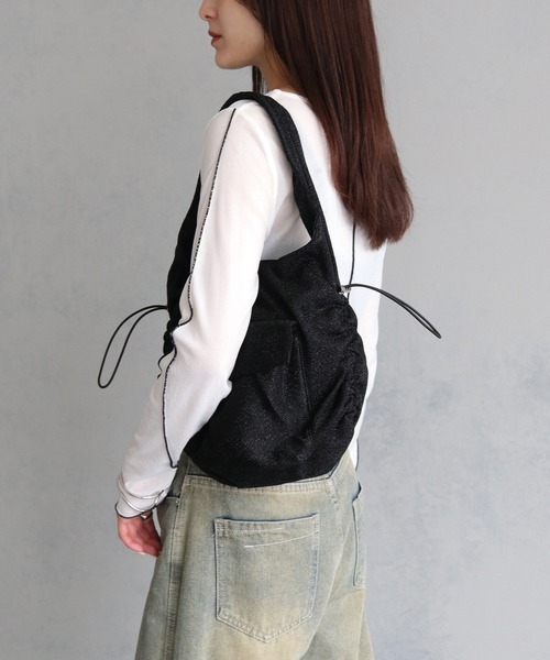 cheriella（シェリエラ）の「【cheriella】ギャザリングラメバッグ（ハンドバッグ・レディース・ブラック/シルバー・ONESIZE）」の4枚目の写真