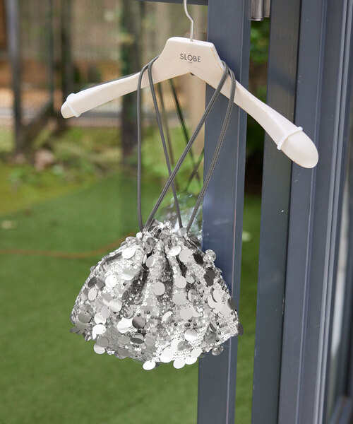 SLOBE IENA（スローブイエナ）の「SLOBE IENA スパンコール巾着バッグ（ハンドバッグ・レディース・シルバー・FREE）」の6枚目の写真