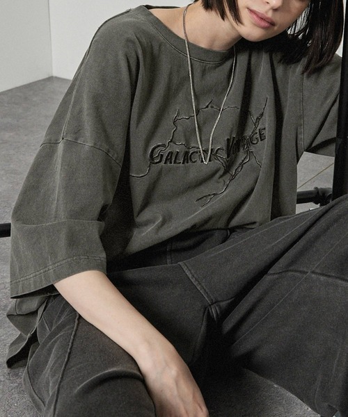 Alfred Alex（アルフレッドアレックス）の「【Alfred Alex】ヴィンテージメイクデザイン ビッグピグメント半袖プリント刺繍Tシャツ（Tシャツ/カットソー・メンズ・オフホワイト/ブラック/ワイン/ワイン系/ブラック系/ブルー/ブラック系2/ワイン系2・M/L）」の3枚目の写真