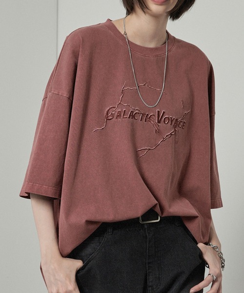 Alfred Alex（アルフレッドアレックス）の「【Alfred Alex】ヴィンテージメイクデザイン ビッグピグメント半袖プリント刺繍Tシャツ（Tシャツ/カットソー・メンズ・オフホワイト/ブラック/ワイン/ワイン系/ブラック系/ブルー/ブラック系2/ワイン系2・M/L）」の7枚目の写真