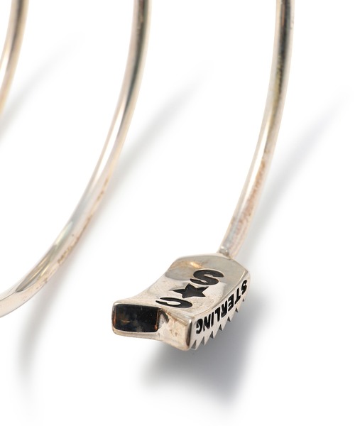 CODY SANDERSON(コディサンダーソン)の「CODY SANDERSON(コディサンダーソン) Clean Spiral Arrow Bracelet(バングル/リストバンド・メンズ・シルバー・S/M)」の5枚目の写真