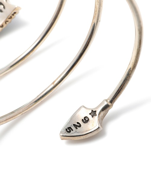 CODY SANDERSON(コディサンダーソン)の「CODY SANDERSON(コディサンダーソン) Clean Spiral Arrow Bracelet(バングル/リストバンド・メンズ・シルバー・S/M)」の6枚目の写真