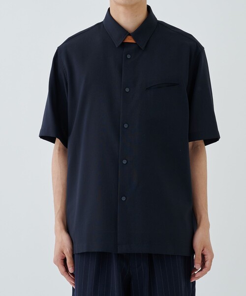 STUDIOUS SELECT(ステュディオスセレクト)の「【IRENISA/イレニサ】STUDIOUS別注 SHORT-SLEEVED SHIRT WITH LEATHER TAB(シャツ/ブラウス・メンズ・ダークネイビー/ダークグレー・2/3)」の3枚目の写真