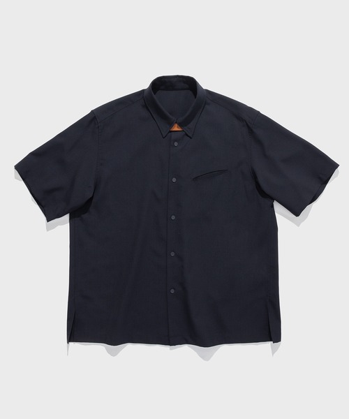 STUDIOUS SELECT(ステュディオスセレクト)の「【IRENISA/イレニサ】STUDIOUS別注 SHORT-SLEEVED SHIRT WITH LEATHER TAB(シャツ/ブラウス・メンズ・ダークネイビー/ダークグレー・2/3)」の1枚目の写真