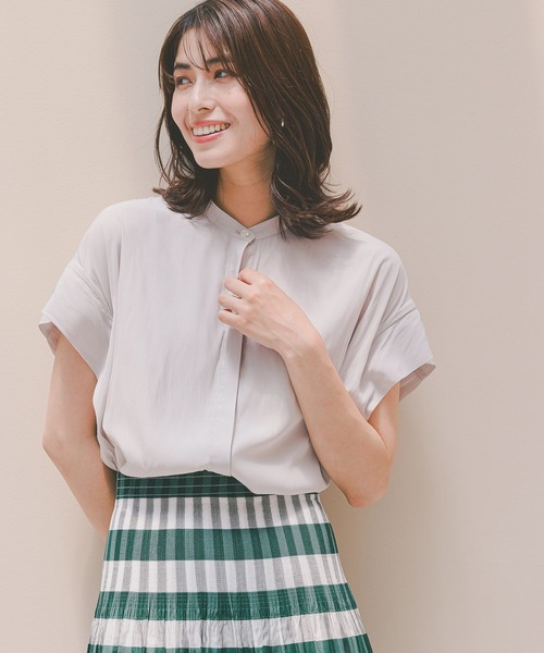 Elura（エルーラ）の「艶とろバンドカラーブラウス/124116（シャツ/ブラウス・レディース・ライトイエロー/グレイッシュベージュ/ネイビー・MEDIUM/SMALL/LARGE）」の2枚目の写真