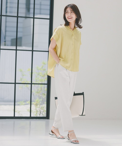 Elura（エルーラ）の「艶とろバンドカラーブラウス/124116（シャツ/ブラウス・レディース・ライトイエロー/グレイッシュベージュ/ネイビー・MEDIUM/SMALL/LARGE）」の5枚目の写真