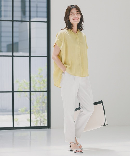 Elura（エルーラ）の「艶とろバンドカラーブラウス/124116（シャツ/ブラウス・レディース・ライトイエロー/グレイッシュベージュ/ネイビー・MEDIUM/SMALL/LARGE）」の6枚目の写真