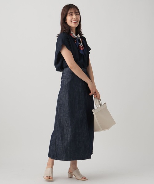 Elura（エルーラ）の「艶とろバンドカラーブラウス/124116（シャツ/ブラウス・レディース・ライトイエロー/グレイッシュベージュ/ネイビー・MEDIUM/SMALL/LARGE）」の10枚目の写真