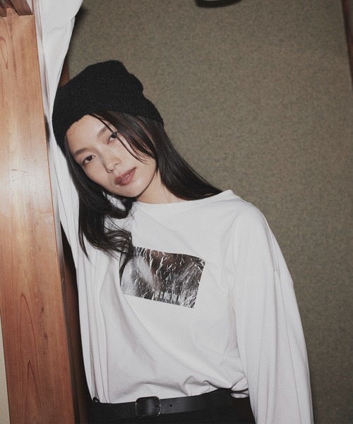 hellam(へラム)の「シルバー箔プリントロングTシャツ(Tシャツ/カットソー・レディース・ホワイト×ゴールド/ホワイト×シルバー/チャコール・FREE)」の1枚目の写真