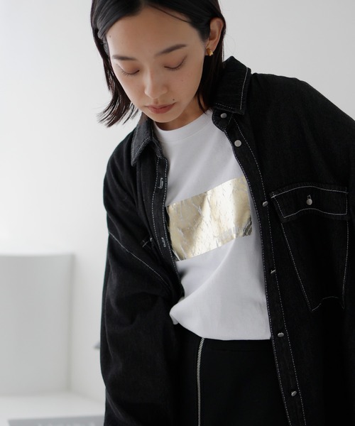 hellam(へラム)の「シルバー箔プリントロングTシャツ(Tシャツ/カットソー・レディース・ホワイト×ゴールド/ホワイト×シルバー/チャコール・FREE)」の2枚目の写真