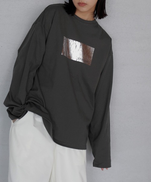 hellam(へラム)の「シルバー箔プリントロングTシャツ(Tシャツ/カットソー・レディース・ホワイト×ゴールド/ホワイト×シルバー/チャコール・FREE)」の3枚目の写真
