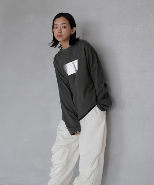hellam(へラム)の「シルバー箔プリントロングTシャツ(Tシャツ/カットソー・レディース・ホワイト×ゴールド/ホワイト×シルバー/チャコール・FREE)」の4枚目の写真