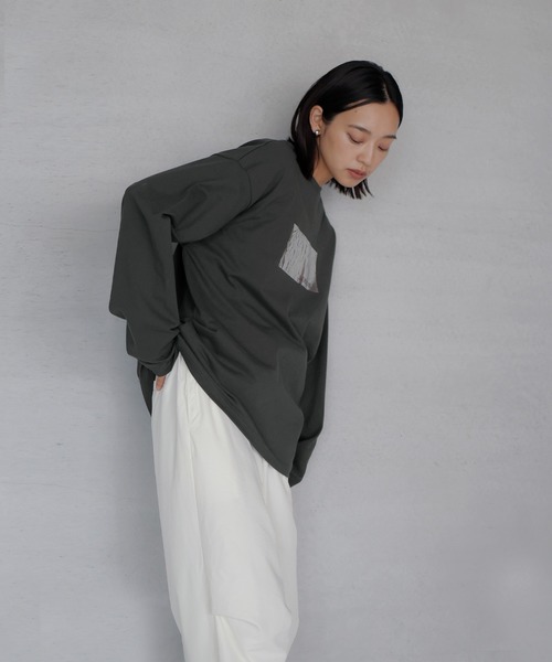 hellam(へラム)の「シルバー箔プリントロングTシャツ(Tシャツ/カットソー・レディース・ホワイト×ゴールド/ホワイト×シルバー/チャコール・FREE)」の5枚目の写真