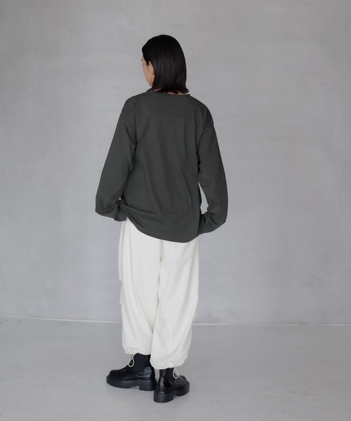 hellam(へラム)の「シルバー箔プリントロングTシャツ(Tシャツ/カットソー・レディース・ホワイト×ゴールド/ホワイト×シルバー/チャコール・FREE)」の6枚目の写真