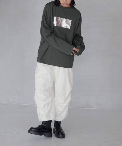 hellam(へラム)の「シルバー箔プリントロングTシャツ(Tシャツ/カットソー・レディース・ホワイト×ゴールド/ホワイト×シルバー/チャコール・FREE)」の7枚目の写真