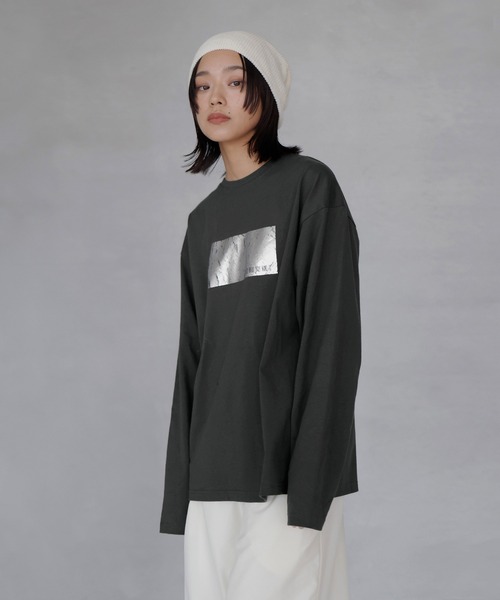 hellam(へラム)の「シルバー箔プリントロングTシャツ(Tシャツ/カットソー・レディース・ホワイト×ゴールド/ホワイト×シルバー/チャコール・FREE)」の8枚目の写真