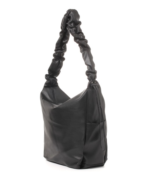 LAKOLE（ラコレ）の「フェイクレザーラージギャザーショルダーバッグ / 145311（ショルダーバッグ・メンズ・ブラック/グレー/オフホワイト・FREE）」の6枚目の写真