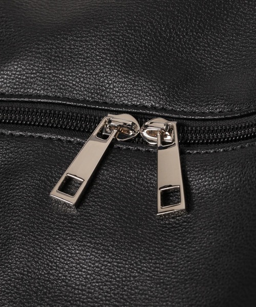 LAKOLE（ラコレ）の「フェイクレザーラージギャザーショルダーバッグ / 145311（ショルダーバッグ・メンズ・ブラック/グレー/オフホワイト・FREE）」の10枚目の写真