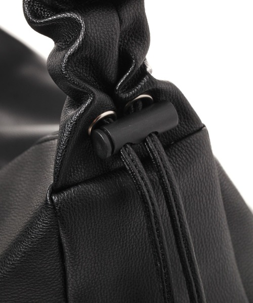 LAKOLE（ラコレ）の「フェイクレザーラージギャザーショルダーバッグ / 145311（ショルダーバッグ・メンズ・ブラック/グレー/オフホワイト・FREE）」の11枚目の写真