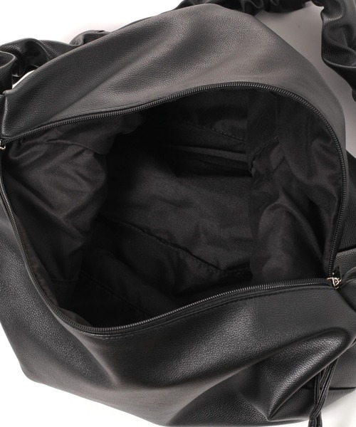 LAKOLE（ラコレ）の「フェイクレザーラージギャザーショルダーバッグ / 145311（ショルダーバッグ・メンズ・ブラック/グレー/オフホワイト・FREE）」の15枚目の写真