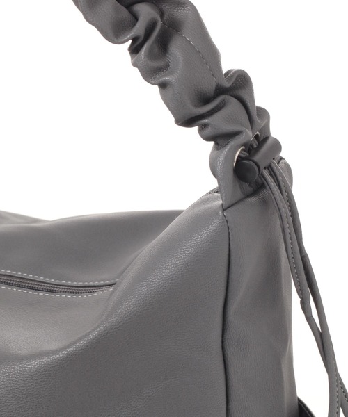 LAKOLE（ラコレ）の「フェイクレザーラージギャザーショルダーバッグ / 145311（ショルダーバッグ・メンズ・ブラック/グレー/オフホワイト・FREE）」の19枚目の写真