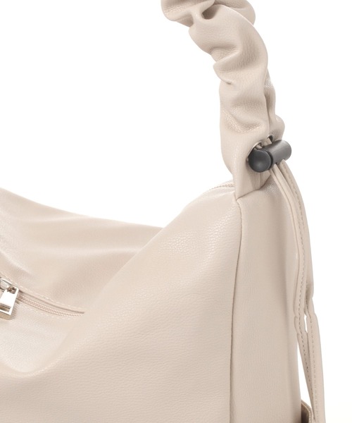 LAKOLE（ラコレ）の「フェイクレザーラージギャザーショルダーバッグ / 145311（ショルダーバッグ・メンズ・ブラック/グレー/オフホワイト・FREE）」の20枚目の写真