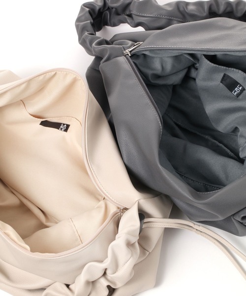 LAKOLE（ラコレ）の「フェイクレザーラージギャザーショルダーバッグ / 145311（ショルダーバッグ・メンズ・ブラック/グレー/オフホワイト・FREE）」の21枚目の写真