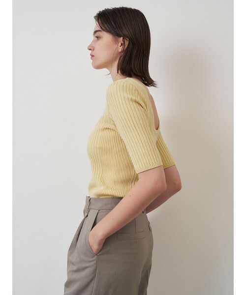 ELENDEEK（エレンディーク）の「バックオープン半袖ニット（ニット/セーター・レディース・イエロー/レッド/ブルー/アイボリー/ブラック・FREE）」の16枚目の写真