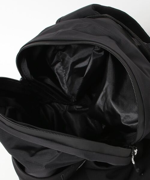 Matador（マタドール）の「MATADOR ReFraction Packable Backpack マタドール リフラクションパッカブルバックパック（バックパック/リュック・メンズ・ブラック/ホワイト系1/ブルー系1・FREE）」の6枚目の写真