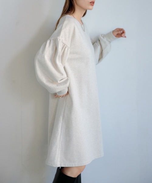 URBAN RESEARCH Sonny Label(アーバンリサーチサニーレーベル)の「袖ボリュームスウェットミニワンピース(ワンピース・レディース・オートミール/ネイビー/レッド・FREE)」の2枚目の写真