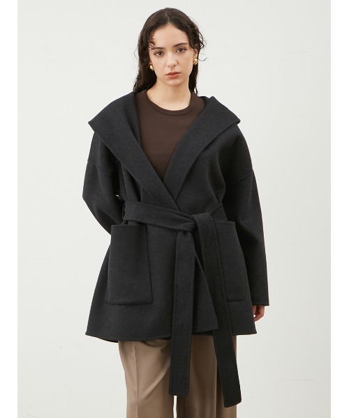 Mila Owen（ミラオーウェン）の「共布ベルト付ハーフ丈フードリバーコート（その他アウター・レディース・チャコールグレー/レッド/ホワイト・FREE）」の6枚目の写真