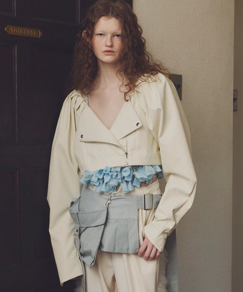 J1U by LA BELLE ETUDE(ジユウバイラベルエチュード)の「ハイスリーブレザージャケット(ライダースジャケット・レディース・ホワイト/ブラック/ベージュ・FREE)」の4枚目の写真