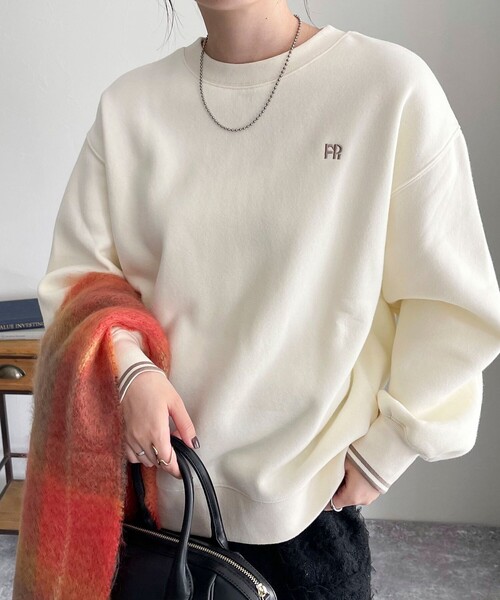 fredy emue(フレディエミュ)の「両面起毛リブラインFR刺繍スウェットプルオーバー(スウェット・レディース・アイボリー/ネイビー/グレー/オフホワイト・38)」の2枚目の写真