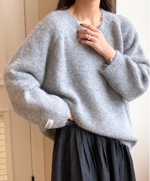 セール】袖口に施されたタグデザインがアクセント。袖タグ付きニット