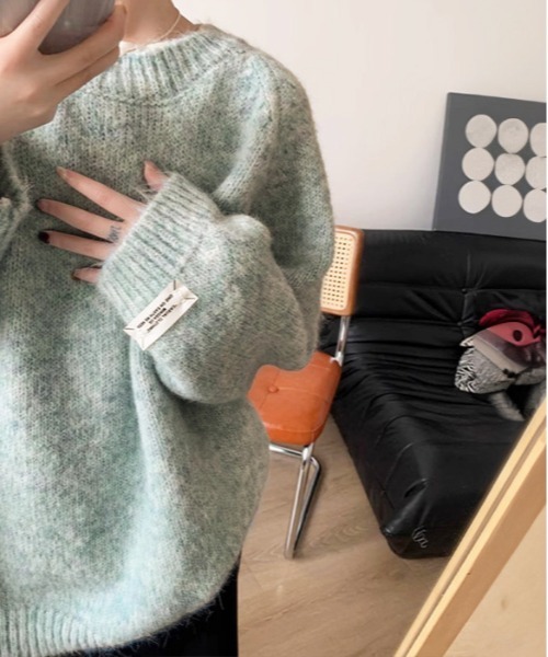 セール】袖口に施されたタグデザインがアクセント。袖タグ付きニット